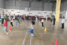 郑州市管城区商都小学师生共舞，冬季跳绳比赛火热进行图片