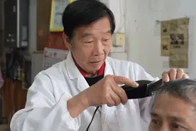 嘉兴海盐七旬“Tony”，为何引得外国友人送牌匾图片