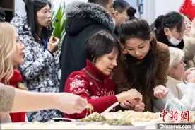 福暖中国丨中国年借冰雪热出海 俄罗斯游客齐喊“包饺子”图片