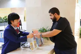 济南起步区颁发首张外国人来华工作许可证图片