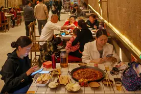 【一城百景】18个防空洞  重庆“地下之城”超级火锅店亮相图片