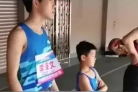 男子400米赛场惊现“小孩哥”！咋回事图片