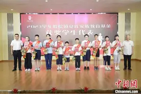 浙江九十六岁老人节衣缩食十年捐资助学：兴家乡 育人才图片