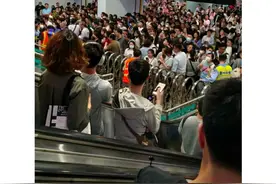 上海地铁突发！限速运行，有乘客背包被夹！这个装置被激活，正确操作是图片