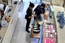 柳州一女子买3万元黄金，不挑款式不问价！店员报警了……图片