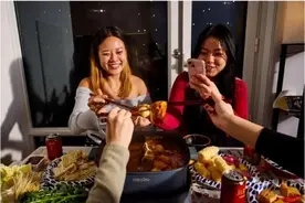 外媒：在美国，这些年轻人用火锅庆祝春节图片
