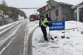一场春雪 一程守护 湖北公安清障排险保通畅图片