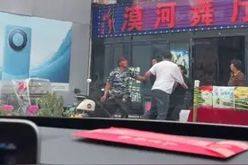 黑龙江漠河舞厅门口两男子持械互殴，老板：儿子和邻居发生矛盾被扎伤图片