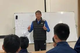 足球人没假期，徐根宝率上海全运队赴韩拉练，目睹海港亚冠落败更坚定青训决心图片
