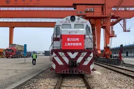 第200列上海中欧班列从铁路闵行站开出，去年往返满载率100%图片
