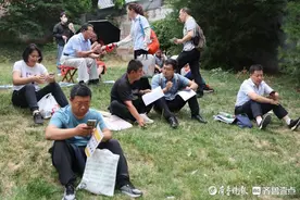 高考首场考试即将结束，陪考家长场外用爱守望图片
