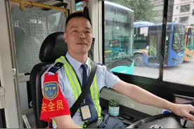 开车稳也较真 深圳“老司机”获评“十大最美公交司机”图片