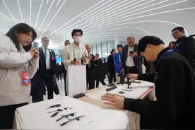2025中关村论坛年会开幕，智能机器人让中外嘉宾着迷图片