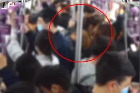 男子北京地铁内猥亵女乘客，被抓后下跪求原谅！警方：拘图片