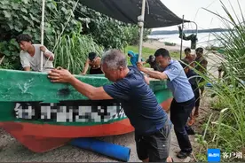 台风“摩羯”逼近 文昌海岸警察帮助村民将渔船拉上岸避风图片