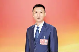 夏立代表：推动劳模工匠创新工作室向职业院校开放图片