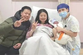0点12分，长妇幼的首个“龙宝宝”在水中分娩，他的小名叫“龘龘”图片