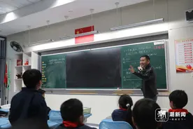 电子屏 OR 黑板？杭州有学校出新规 每周有半天手写板书图片