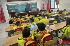 湘潭市雨湖区鹤岭镇公办虎形幼儿园开展“我与小学零距离”的幼小衔接活动图片