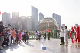 杭州城市阳台上演了一场“流动”的诗歌朗诵图片