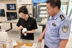 自费为独居老人安装摄像头，这位军转民警就像“邻家大叔”图片