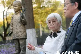 日本老人在本子上写下“30万人”，他们用自己的方式记住南京大屠杀这段历史图片
