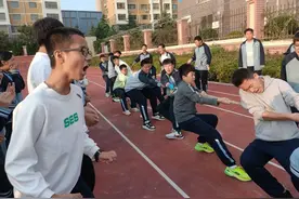 凝绳聚力，燃我青春——皇冠中学初四级部举行拔河比赛图片