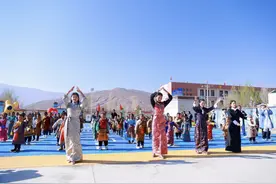 让儿童在操场自由奔跑！西贝·贝爱公益捐建两座乡村儿童操场落成图片