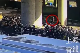 “顺手牵羊”自行车，拘!图片