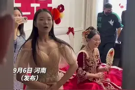 女生接亲现场花式堵门，大声呼喊“文明接亲不堵门，欢迎光临”。网友直呼气氛太到位了！图片