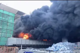 汕头高铁站枢纽一体化东广场市政工程工地发生火灾，火势已扑灭，未造成人员伤亡图片