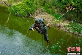 广西贺州武警特战训练磨砺血性意志图片
