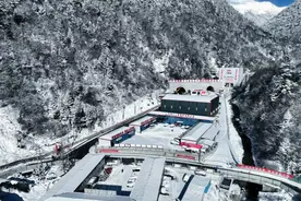 10分钟穿越！国道351夹金山隧道主洞贯通图片