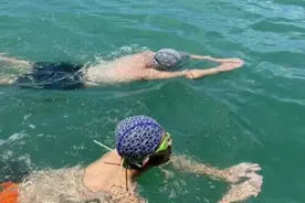 13岁双胞胎兄妹，横渡琼州海峡！图片