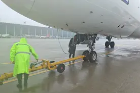 能飞尽飞！郑州机场迎战强降雨，最大限度满足旅客出行需求图片