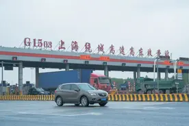G40高东收费站迎假期返程大车流，浦东警方“地+空”联动全力排堵保畅图片