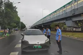 患癌单亲妈妈开网约车无证被查，执法人员现场捐款：她不容易图片