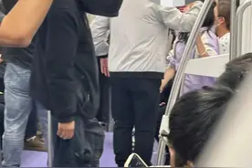 多趟地铁现同一“神秘黑衣男”，举止怪异！已被警方带走？最新回应→图片