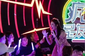 看电影的旁边“演电影”图片