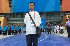 十佳爱心人物 | 何子龙：以残疾之躯书写奋斗人生的自强青年图片