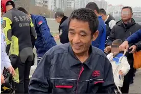 小伙跳河被钓鱼男子救起，救人者：20年没下水了，当时只想救人图片