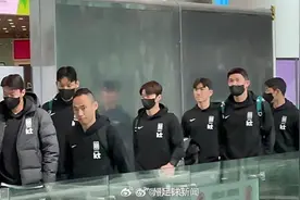 韩国队抵达深圳备战 中韩大战前，韩媒又称中国队踢“少林足球”图片