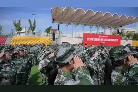 学长学姐当教官，四川轻化工的军训真“飒”图片