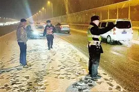 暴雪结冰天气 郑州市多部门联动保障市民出行图片