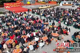 四川石棉：年猪节千人“搂席” 年味浓浓图片