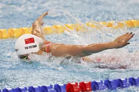游泳世界杯：余依婷获得女子100米蝶泳亚军图片