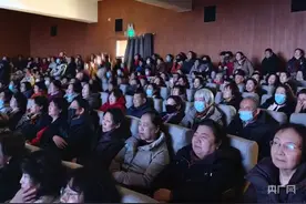 跨越年龄的青春对话：500余位银发族齐聚共赏《哪吒2》图片