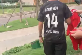 惺惺相惜！韦世豪穿印有“哆啦A梦”的泰山门将球衣，王大雷回应图片