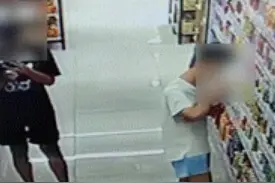 为盗取“再来一瓶”瓶盖，江西乐平2名男子拧开超市73瓶饮料又放回，已被抓图片