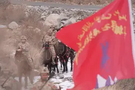 这对吗？坦克车长骑马巡逻，竟然……图片